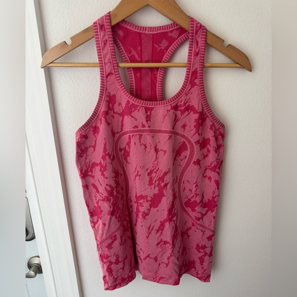 lululemon athletica Tops - • Lululemon • Women’s Swiftly Tank Size 6